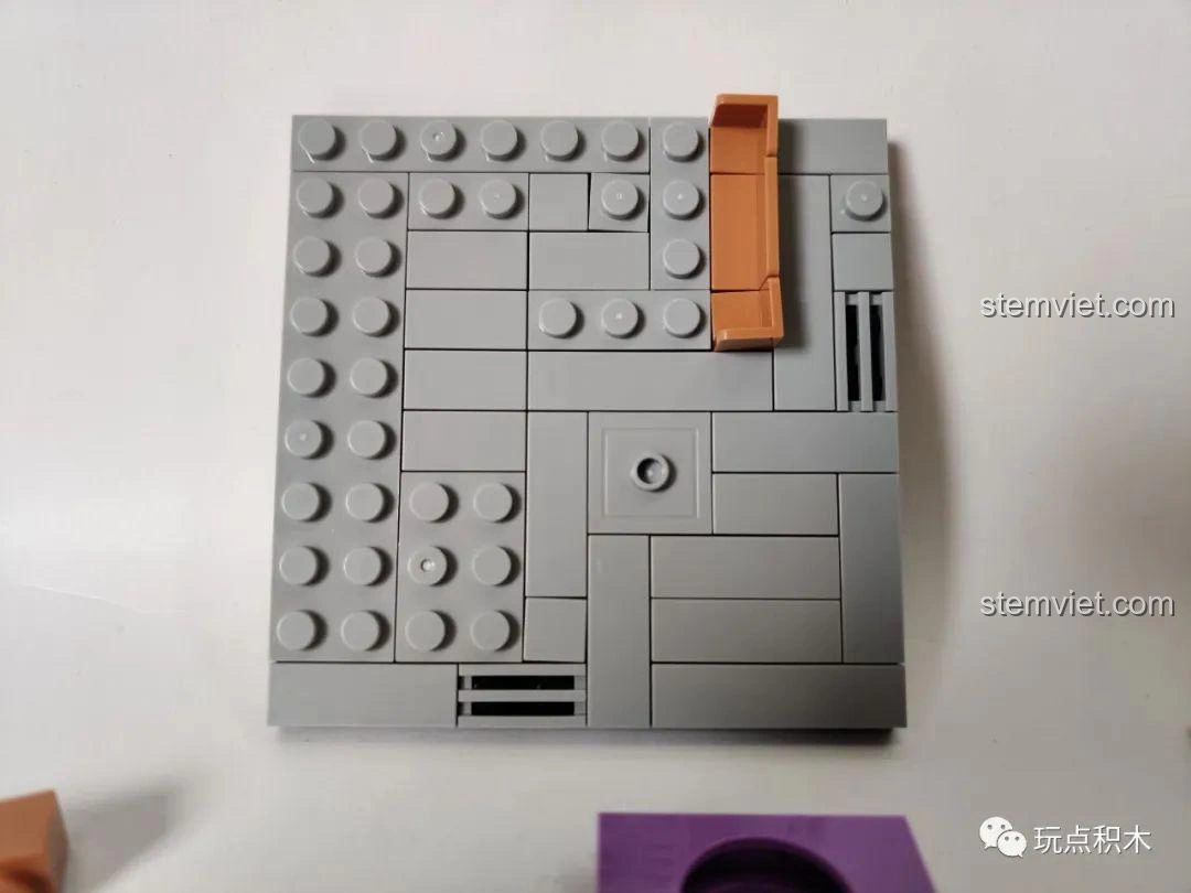 Mặt sau của mô hình cửa hàng kẹo Sembo Block 601053, cho thấy nội thất bên trong với các chi tiết kẹo.