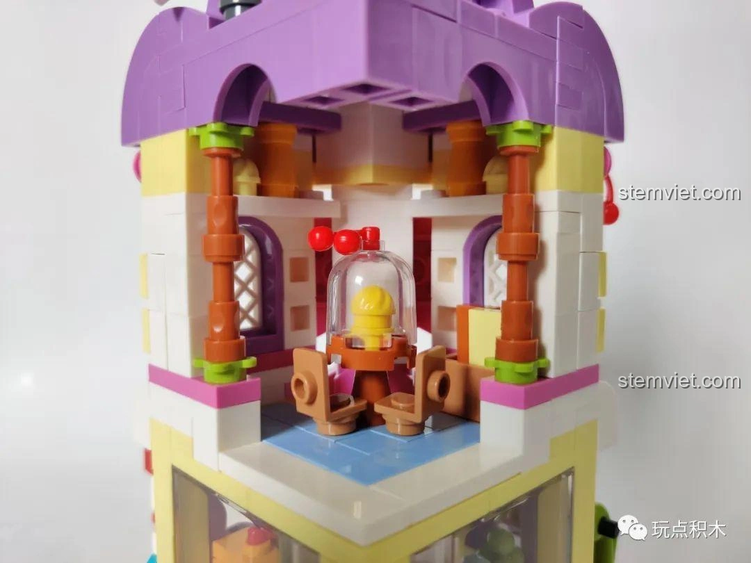 Mặt sau của mô hình cửa hàng máy chơi game Sembo Block 601054, cho thấy nội thất bên trong với các máy game.