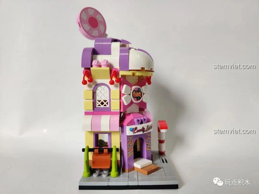 Mô hình hoàn chỉnh của cửa hàng máy chơi game (601054) trong Bộ Lắp Ghép Phố Mini Sembo Block, với tay cầm game trên mái.