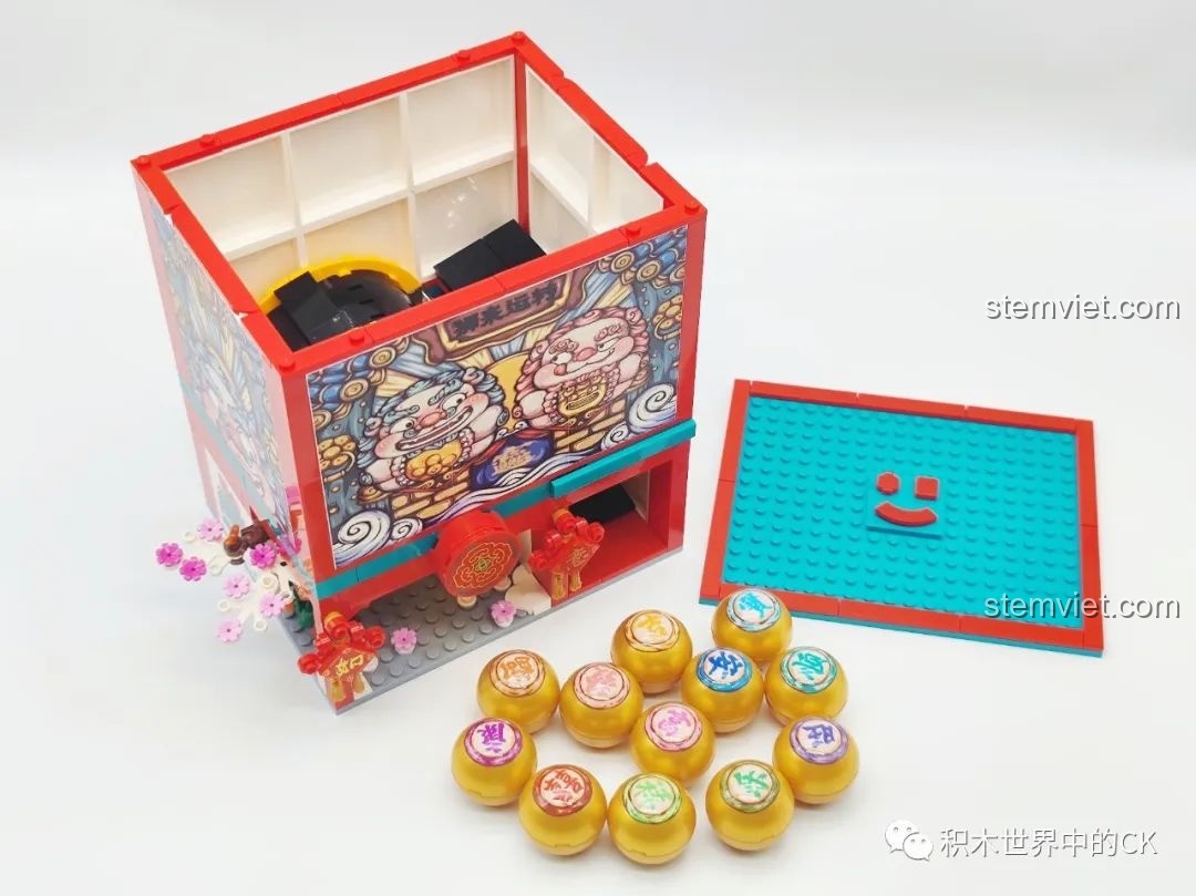 Review Sembo Block 608062 Máy Gashapon Sư Tử May Mắn Đông Lai Dã: Bên trong mô hình khi tháo nắp, lộ rõ cơ chế gashapon.