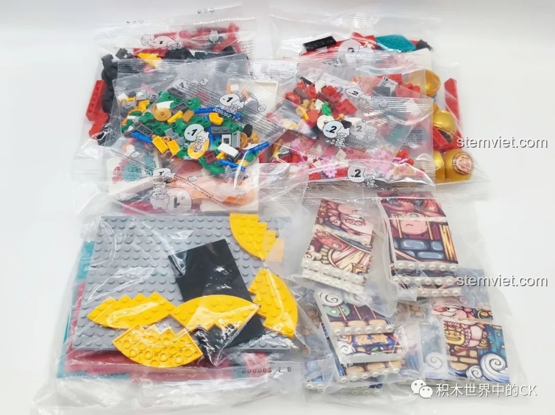 Review Sembo Block 608062 Máy Gashapon Sư Tử May Mắn Đông Lai Dã: Các túi mảnh ghép được phân loại gọn gàng, sẵn sàng cho việc lắp ráp.