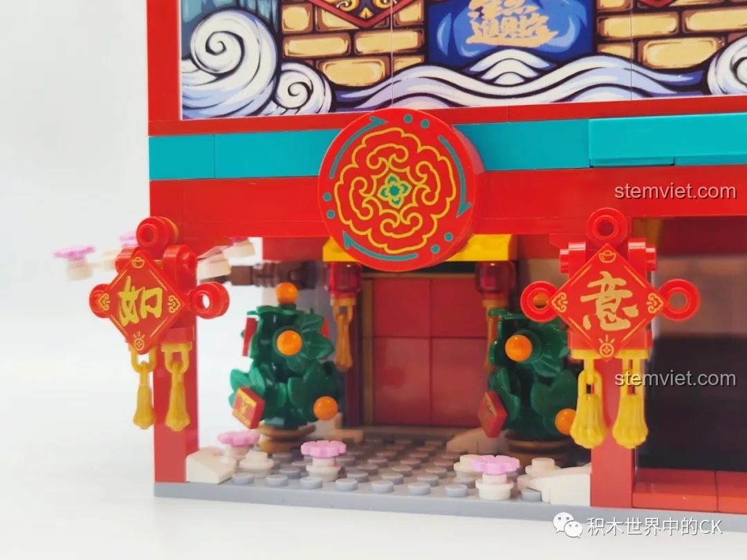 Review Sembo Block 608062 Máy Gashapon Sư Tử May Mắn Đông Lai Dã: Cận cảnh các chi tiết trang trí Tết như câu đối, đèn lồng, cây quất.