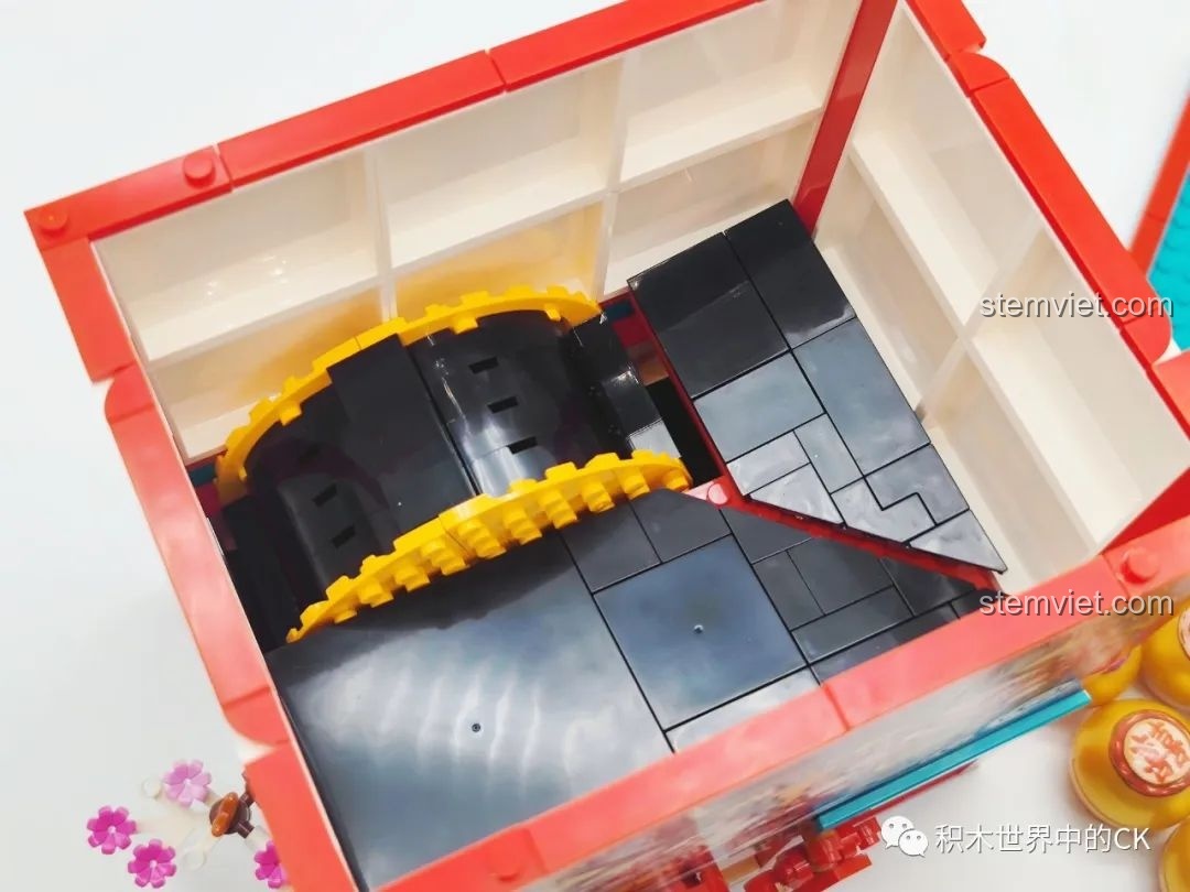 Review Sembo Block 608062 Máy Gashapon Sư Tử May Mắn Đông Lai Dã: Cận cảnh cơ chế bên trong máy gashapon, đảm bảo hoạt động trơn tru.