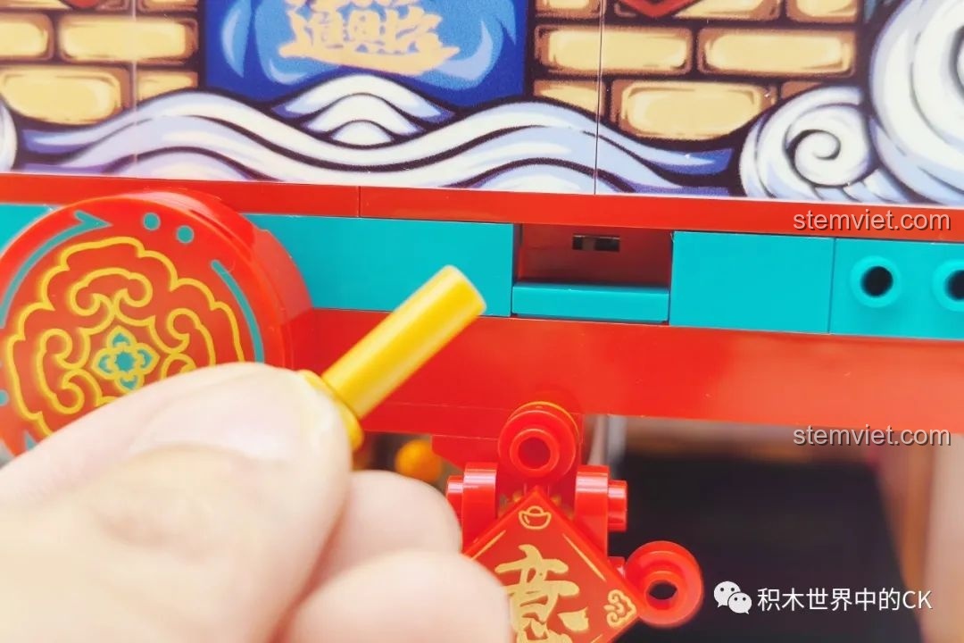 Review Sembo Block 608062 Máy Gashapon Sư Tử May Mắn Đông Lai Dã: Cận cảnh cơ chế xoay để lấy viên gashapon, hoạt động mượt mà.