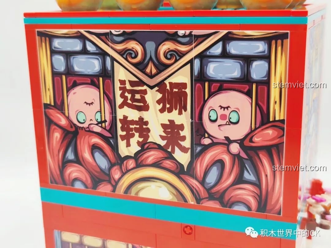 Review Sembo Block 608062 Máy Gashapon Sư Tử May Mắn Đông Lai Dã: Cận cảnh họa tiết sóng nước và chữ Hán ở phần chân sau mô hình.