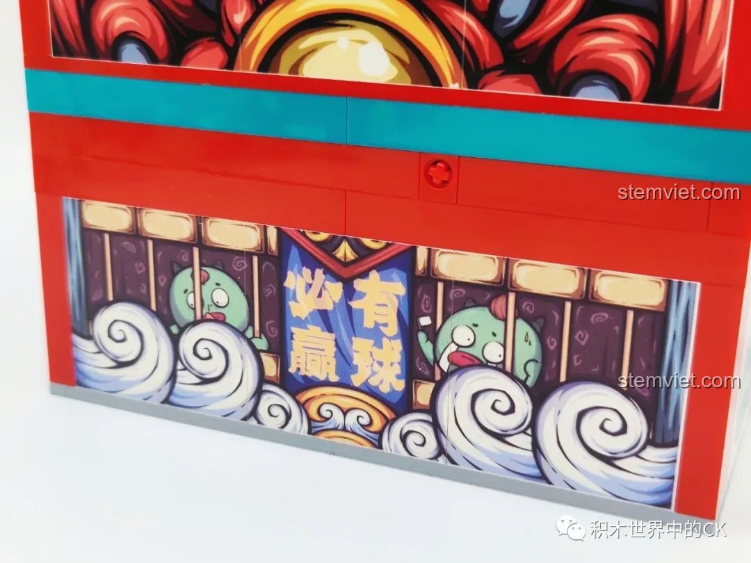 Review Sembo Block 608062 Máy Gashapon Sư Tử May Mắn Đông Lai Dã: Cận cảnh họa tiết sóng nước và chữ Hán ở phần chân sau mô hình.