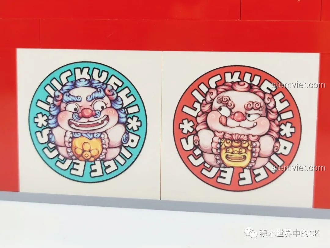 Review Sembo Block 608062 Máy Gashapon Sư Tử May Mắn Đông Lai Dã: Cận cảnh các hình tròn in họa tiết sư tử may mắn ở chân mô hình.