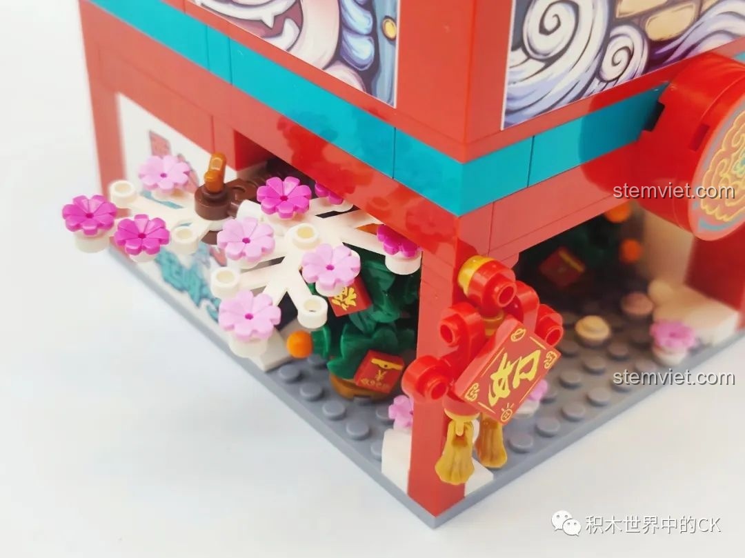 Review Sembo Block 608062 Máy Gashapon Sư Tử May Mắn Đông Lai Dã: Cận cảnh những bông hoa mai nhỏ xinh, tô điểm cho mô hình.