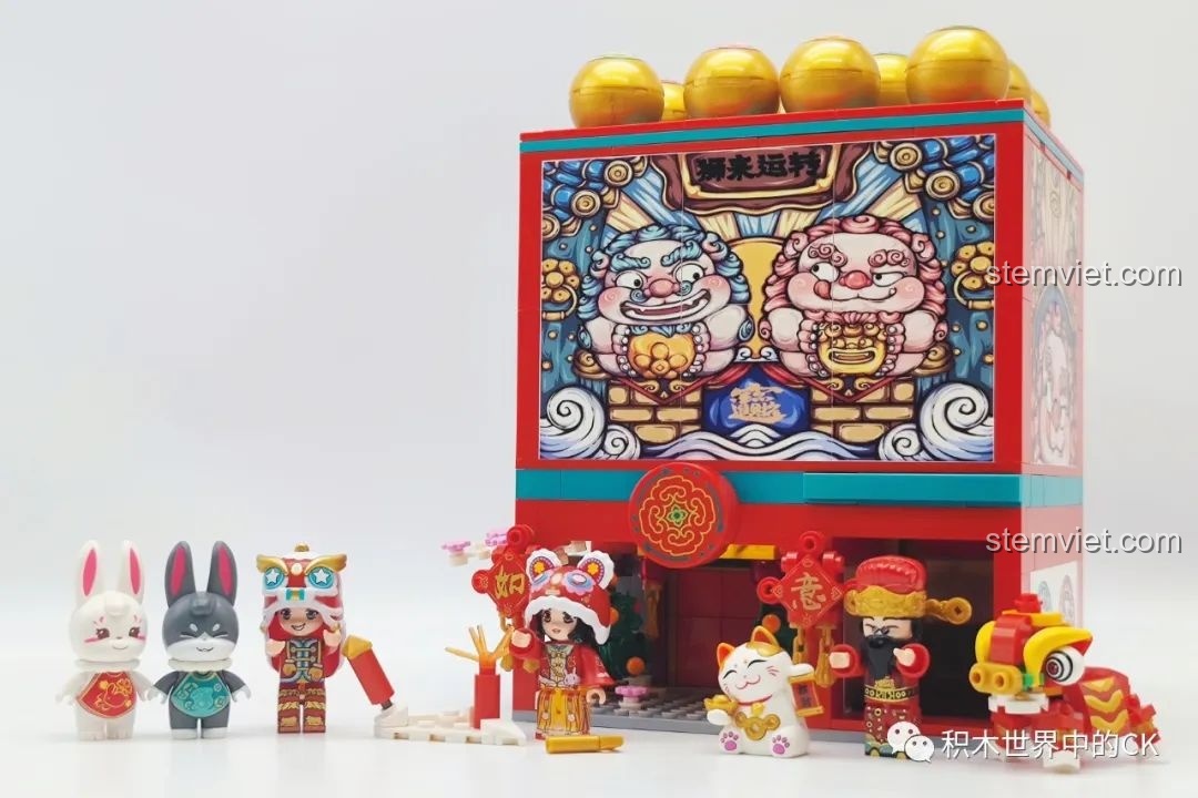 Review Sembo Block 608062 Máy Gashapon Sư Tử May Mắn Đông Lai Dã: Mô hình kết hợp với các nhân vật khác, tạo nên một cảnh quan sinh động.