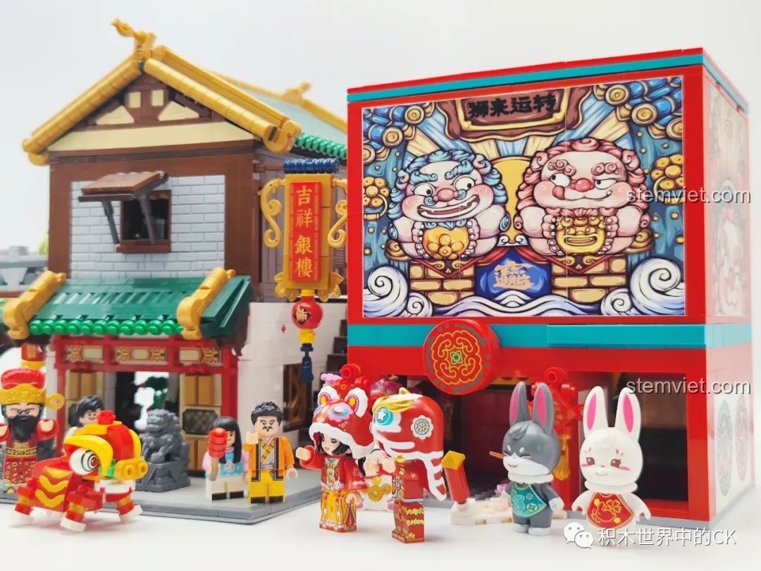 Review Sembo Block 608062 Máy Gashapon Sư Tử May Mắn Đông Lai Dã: Mô hình kết hợp với các tòa nhà khác, tạo nên một khu phố Tết.