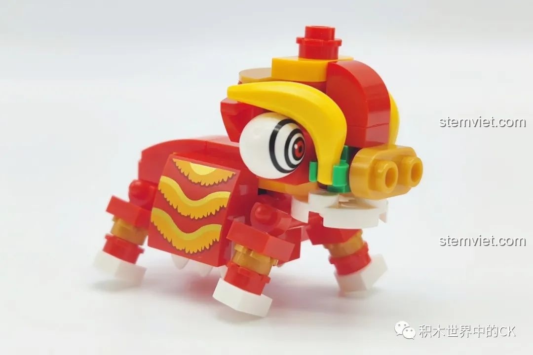 Review Sembo Block 608062 Máy Gashapon Sư Tử May Mắn Đông Lai Dã: Cận cảnh chú lân với các chi tiết in ấn sắc nét trên thân.