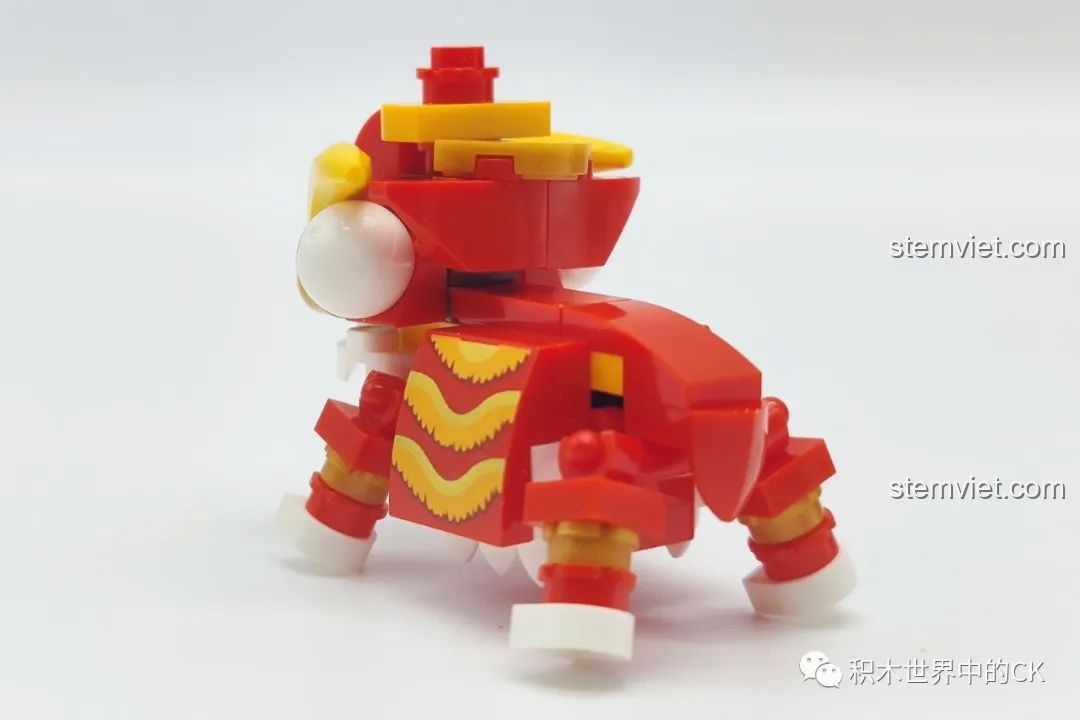 Review Sembo Block 608062 Máy Gashapon Sư Tử May Mắn Đông Lai Dã: Mặt sau chú lân, thể hiện cấu trúc lắp ráp đơn giản nhưng hiệu quả.