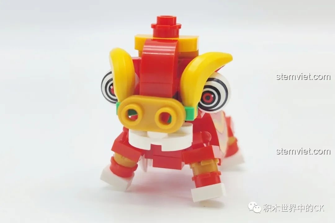 Review Sembo Block 608062 Máy Gashapon Sư Tử May Mắn Đông Lai Dã: Mặt trước chú lân với đôi mắt to tròn, biểu cảm ngộ nghĩnh.