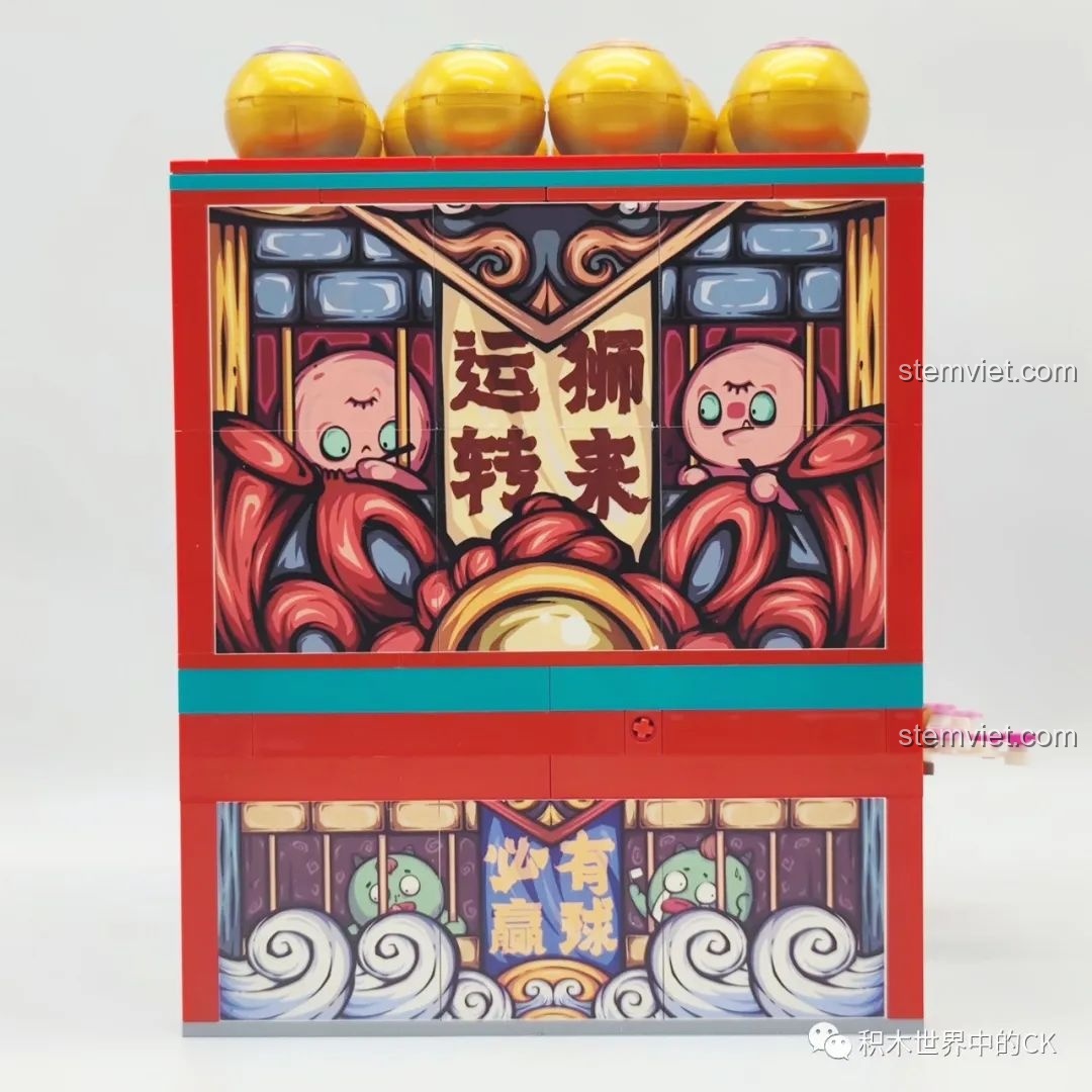 Review Sembo Block 608062 Máy Gashapon Sư Tử May Mắn Đông Lai Dã: Mặt sau mô hình với họa tiết độc đáo, hoàn thiện từ mọi góc độ.