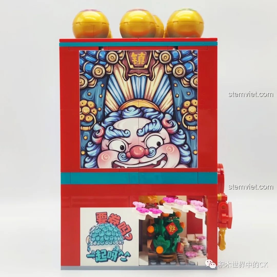 Review Sembo Block 608062 Máy Gashapon Sư Tử May Mắn Đông Lai Dã: Mặt trái mô hình với họa tiết sư tử và cây mai, mang ý nghĩa tài lộc.