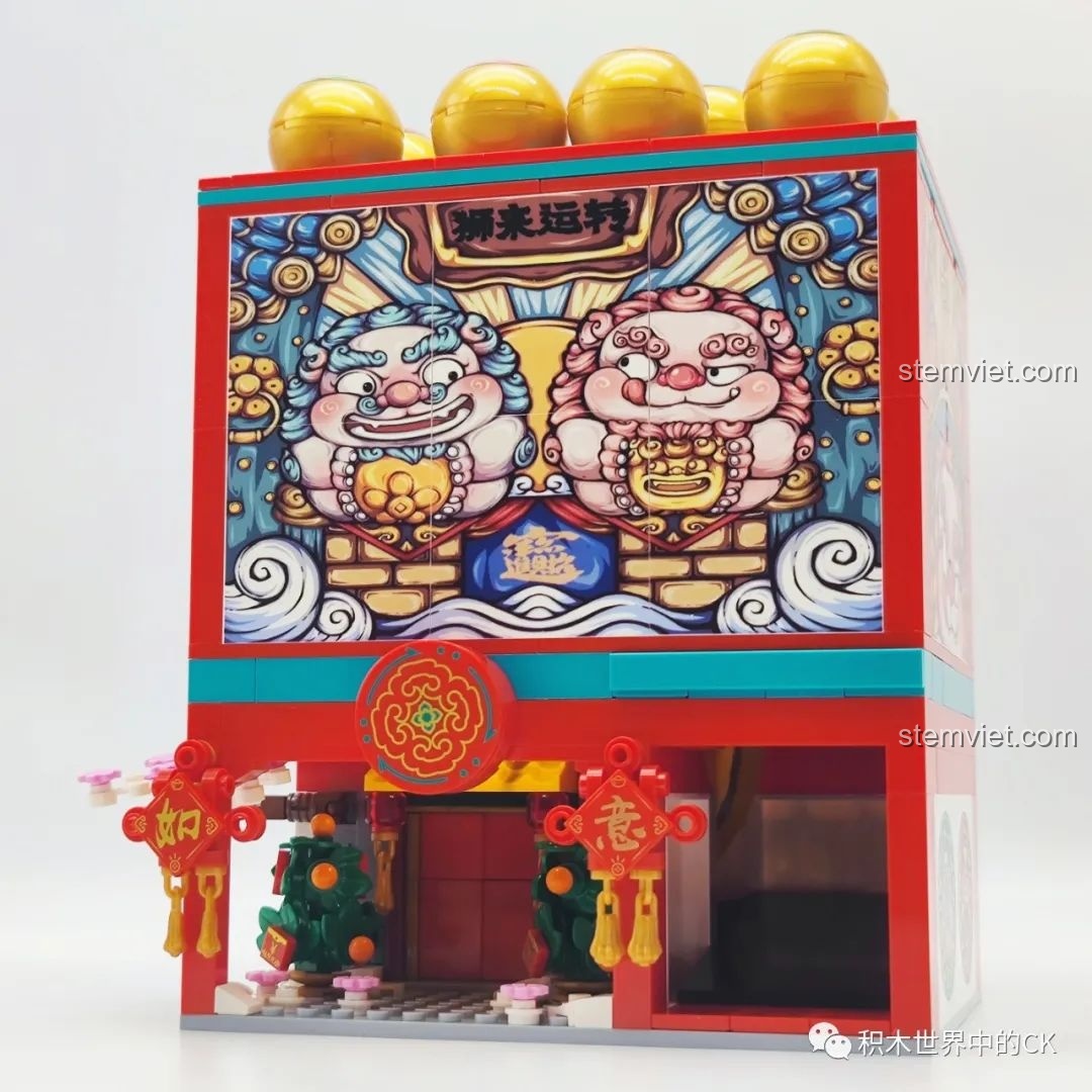 Review Sembo Block 608062 Máy Gashapon Sư Tử May Mắn Đông Lai Dã: Mặt trước mô hình với hình ảnh hai vị thần tài lộc, rực rỡ sắc màu.