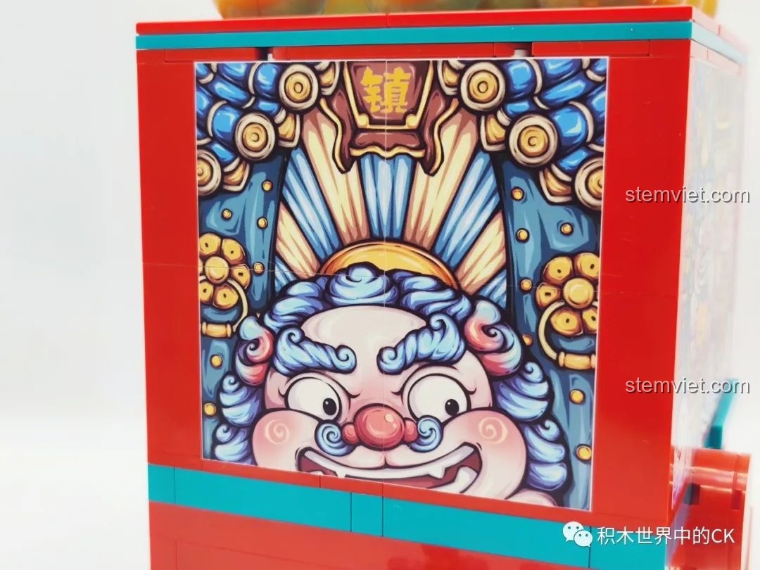 Review Sembo Block 608062 Máy Gashapon Sư Tử May Mắn Đông Lai Dã: Cận cảnh hình ảnh nhân vật sư tử may mắn bên phải mô hình.