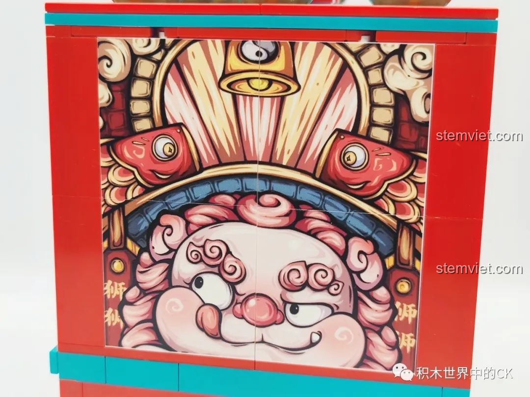 Review Sembo Block 608062 Máy Gashapon Sư Tử May Mắn Đông Lai Dã: Cận cảnh hình ảnh nhân vật sư tử may mắn bên trái mô hình.