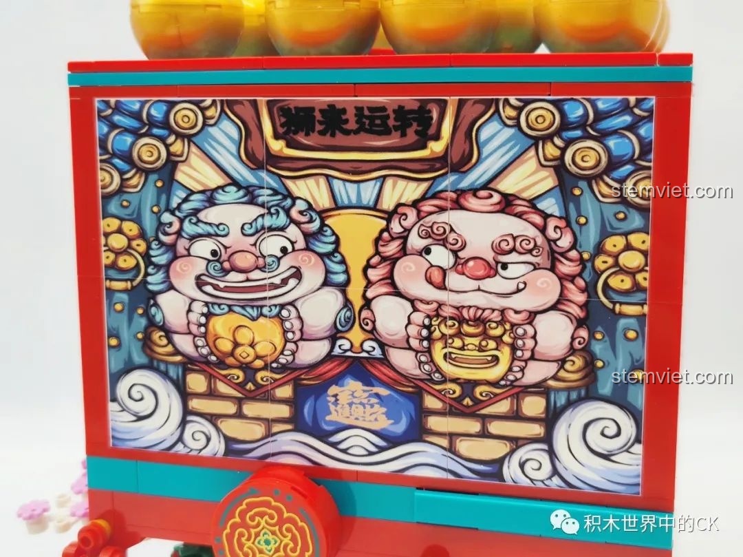 Review Sembo Block 608062 Máy Gashapon Sư Tử May Mắn Đông Lai Dã: Cận cảnh hai vị thần tài lộc trên mặt trước, chi tiết sống động.