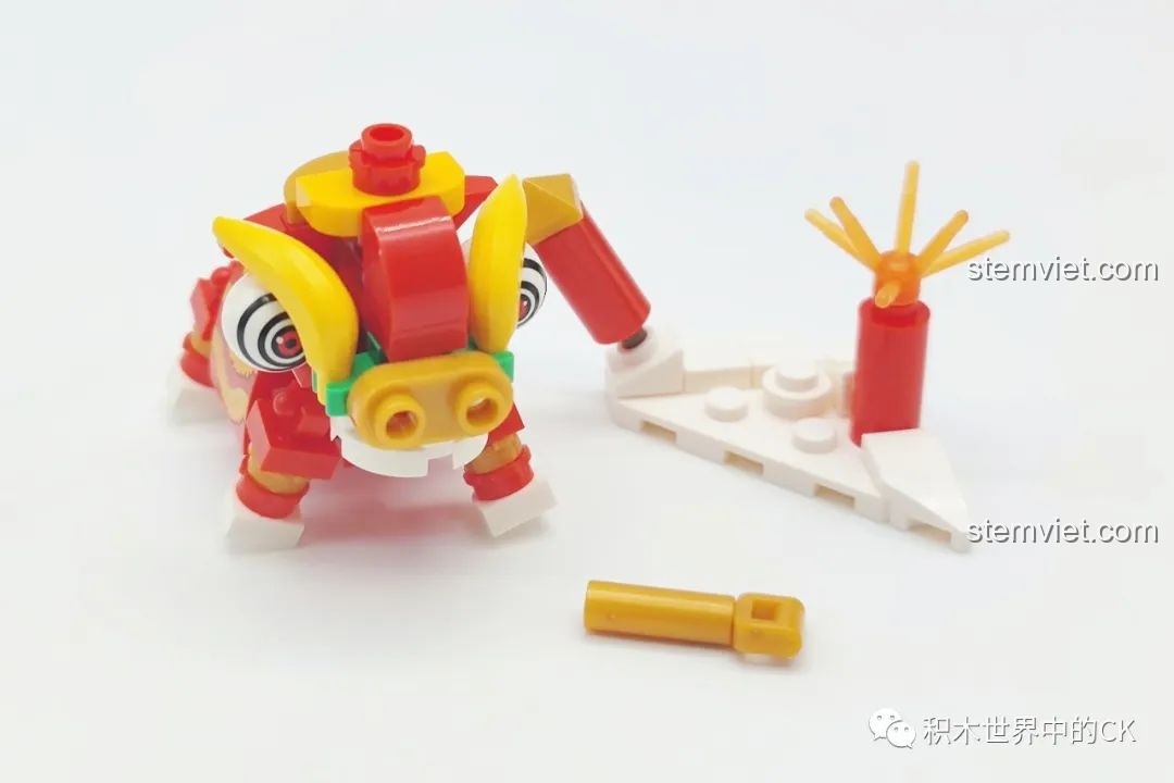 Review Sembo Block 608062 Máy Gashapon Sư Tử May Mắn Đông Lai Dã: Phụ kiện chú lân nhỏ xinh và pháo hoa, tăng thêm không khí Tết.