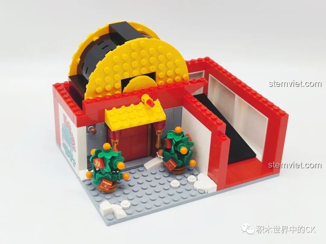 Review Sembo Block 608062 Máy Gashapon Sư Tử May Mắn Đông Lai Dã: Khung cơ bản của máy gashapon đang được lắp ráp, thể hiện cấu trúc chắc chắn.