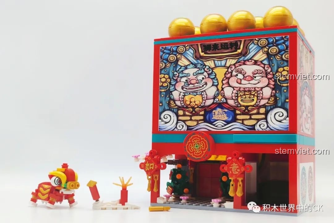 Review Sembo Block 608062 Máy Gashapon Sư Tử May Mắn Đông Lai Dã: Mô hình hoàn chỉnh cùng chú lân và pháo hoa, tạo cảnh quan sinh động.
