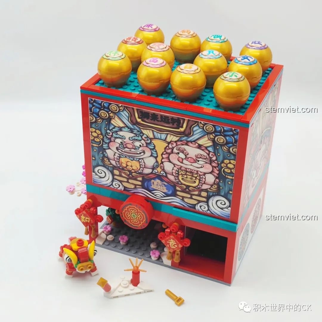 Review Sembo Block 608062 Máy Gashapon Sư Tử May Mắn Đông Lai Dã: Mô hình máy gashapon hoàn chỉnh với các viên gashapon vàng trên đỉnh.