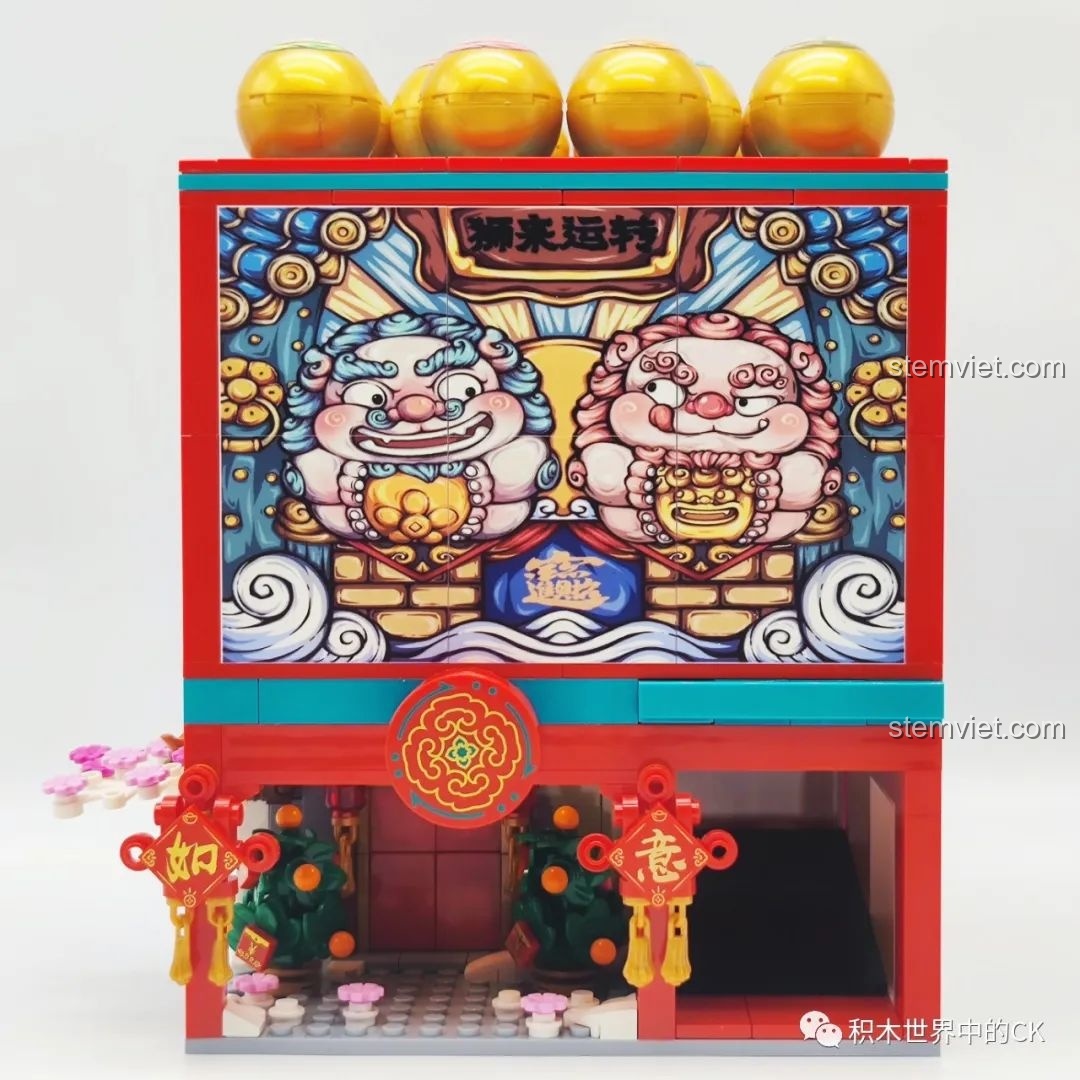 Review Sembo Block 608062 Máy Gashapon Sư Tử May Mắn Đông Lai Dã: Góc nhìn tổng thể mặt trước, nổi bật các chi tiết trang trí Tết.