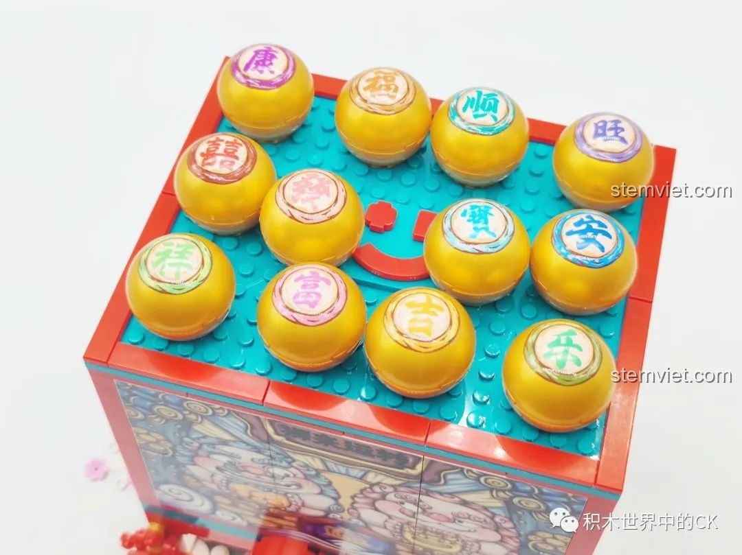 Review Sembo Block 608062 Máy Gashapon Sư Tử May Mắn Đông Lai Dã: Các viên gashapon được đặt gọn gàng trên đỉnh mô hình, sẵn sàng cho trò chơi.