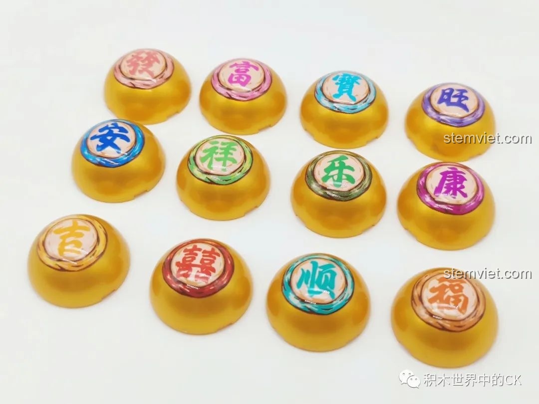 Review Sembo Block 608062 Máy Gashapon Sư Tử May Mắn Đông Lai Dã: Các viên gashapon màu vàng kim với chữ Hán mang ý nghĩa may mắn.