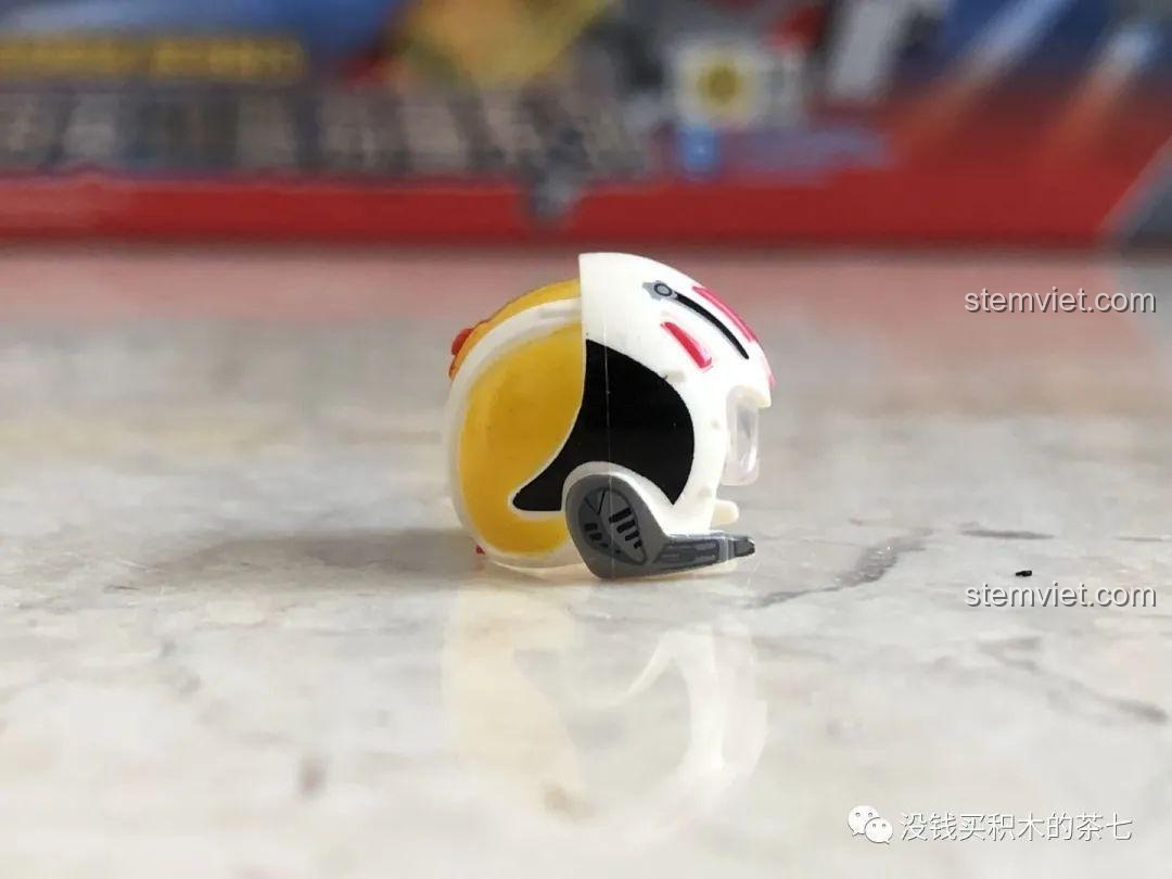 Chi tiết mũ bảo hiểm của minifigure phi công GUYS trong bộ Sembo Ultraman