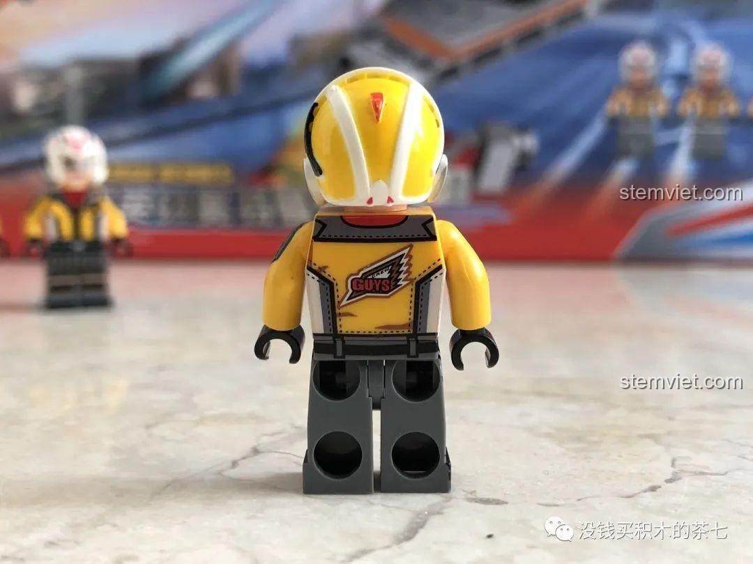 Chi tiết in ấn trang phục của minifigure phi công GUYS trong bộ Sembo Ultraman