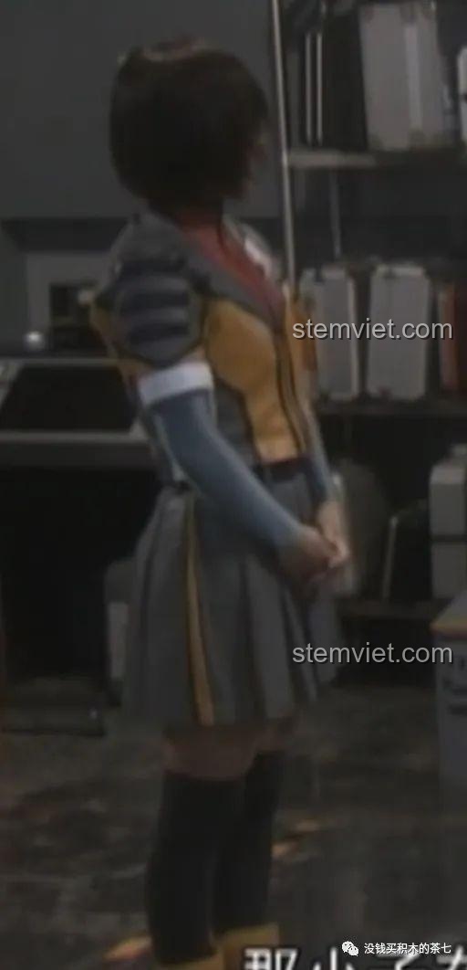 Minifigure nữ phi công GUYS với trang phục váy chi tiết trong bộ Sembo Ultraman