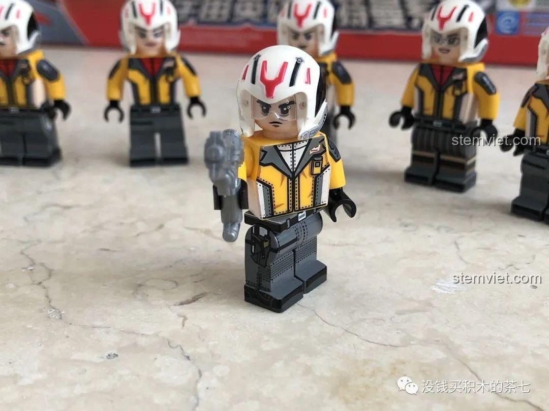 So sánh mô hình Sembo Phoenix Striker với hình ảnh trong phim Ultraman Mebius