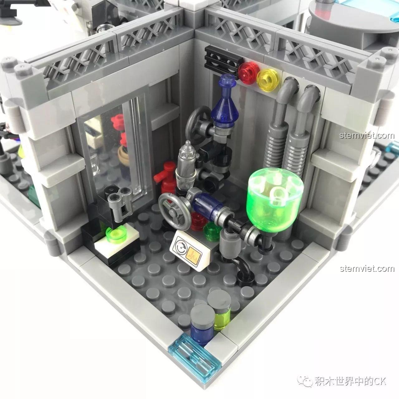 Cận cảnh kính hiển vi trong bộ Sembo SD9606 Phòng Thí Nghiệm Sinh Hóa Cảnh Sát Tương Lai.