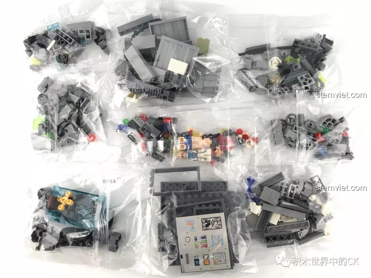 Các túi mảnh ghép của bộ lắp ráp Sembo SD9606 Phòng Thí Nghiệm Sinh Hóa Cảnh Sát Tương Lai, phân loại rõ ràng.