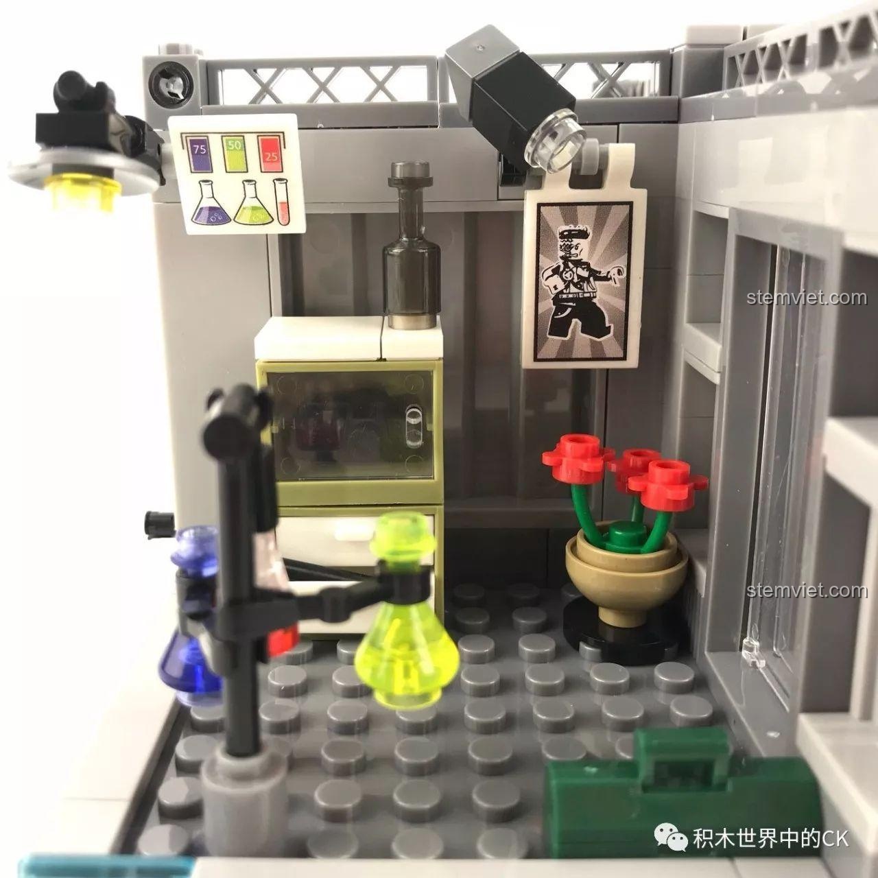 Ba minifigure đứng trước mô hình Phòng Thí Nghiệm Sinh Hóa Cảnh Sát Tương Lai Sembo SD9606 ở chế độ mở.