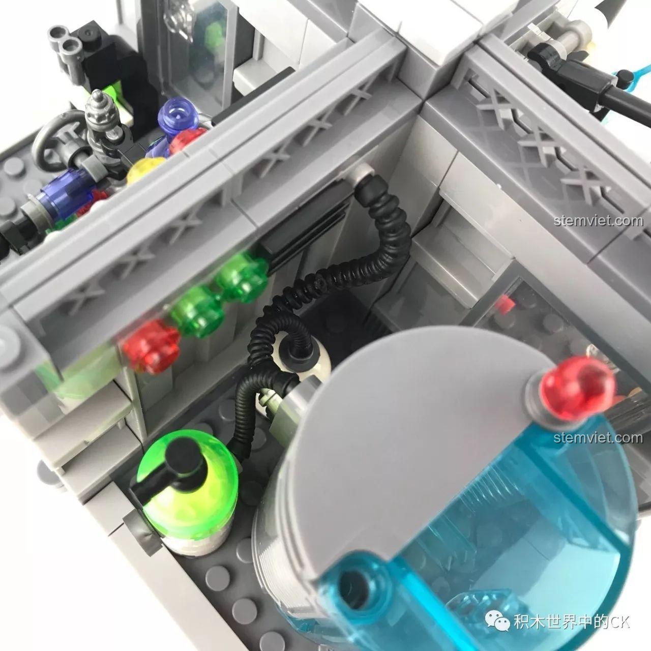 Minifigure Người thí nghiệm được đặt bên trong bể thí nghiệm trong bộ Sembo SD9606.