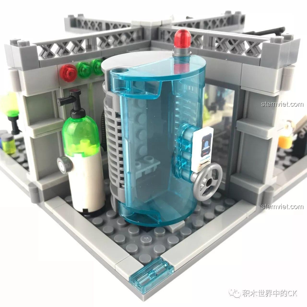 Các ống dẫn phía sau bể thí nghiệm trong bộ Sembo SD9606, tạo cảm giác chân thực.