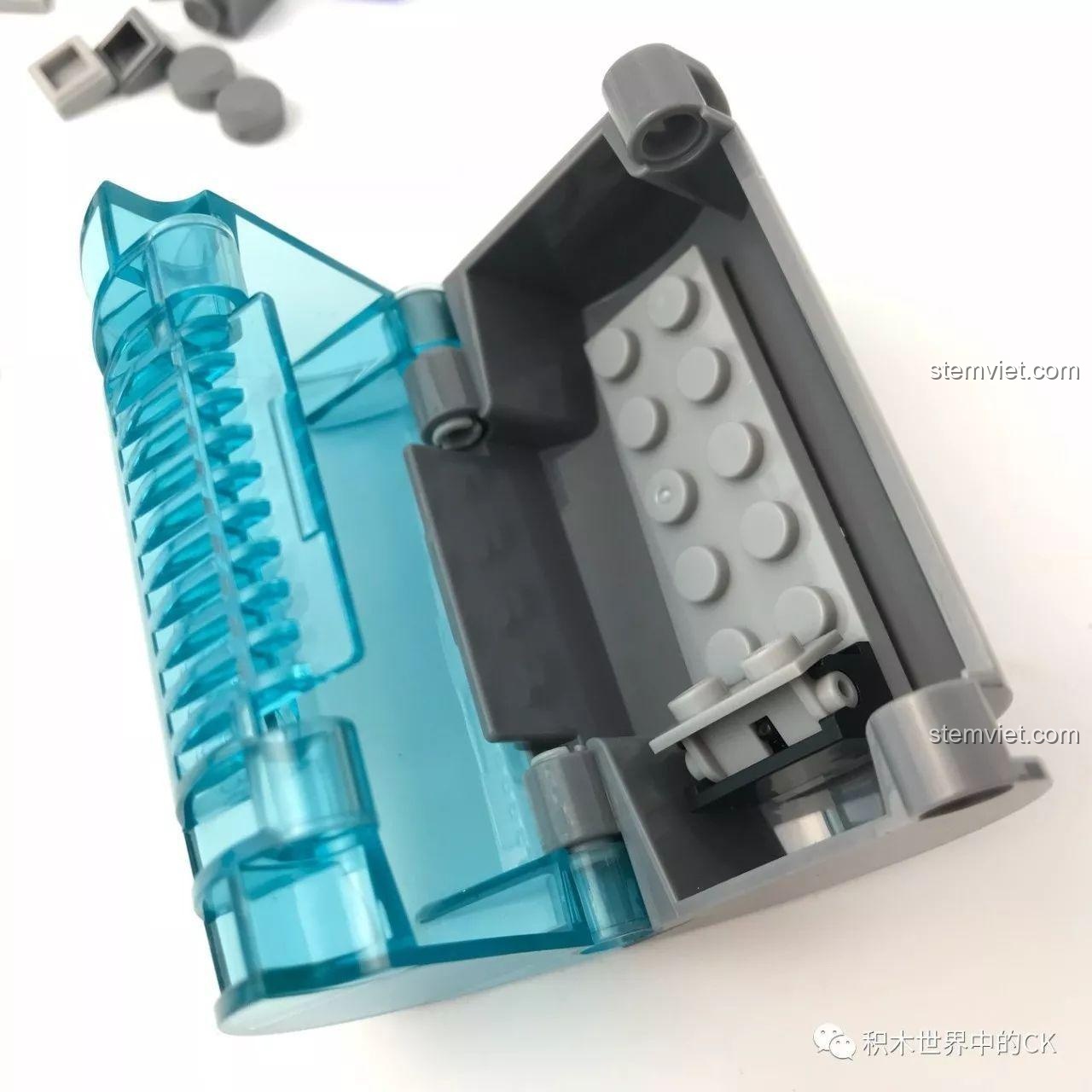 Một phòng thí nghiệm khác trong bộ Sembo SD9606, với nhiều thiết bị và dụng cụ khoa học.