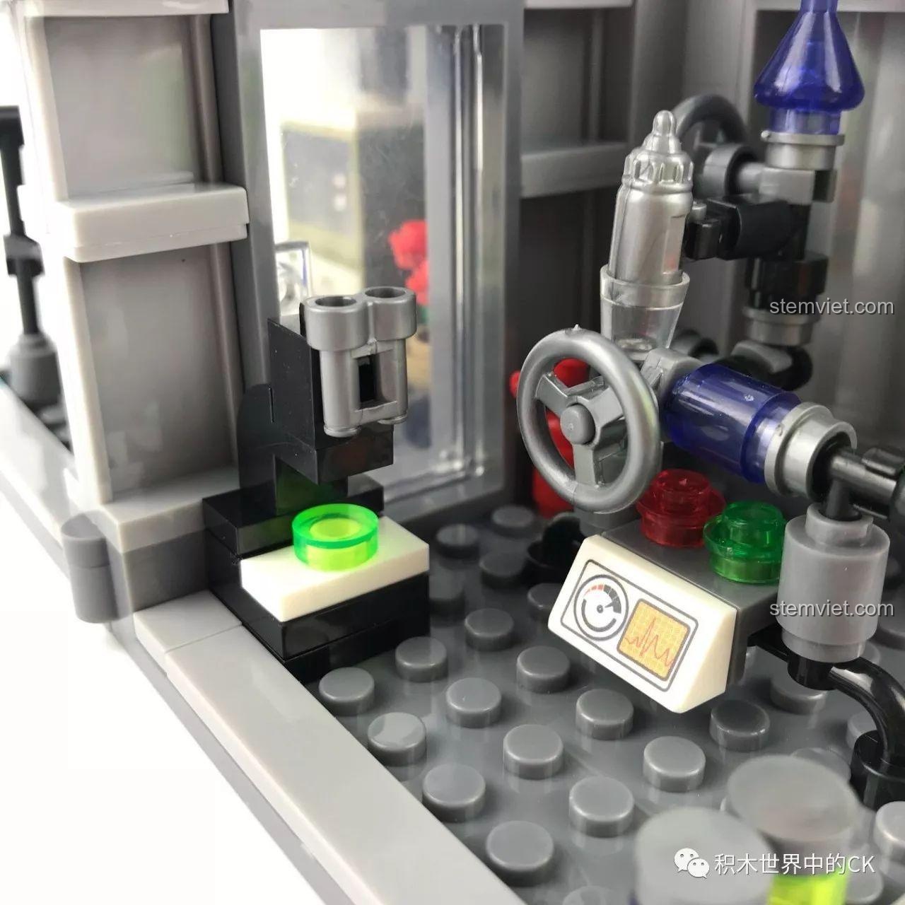 Các thiết bị phòng thí nghiệm chi tiết trong bộ Sembo SD9606, bao gồm bình và ống dẫn.