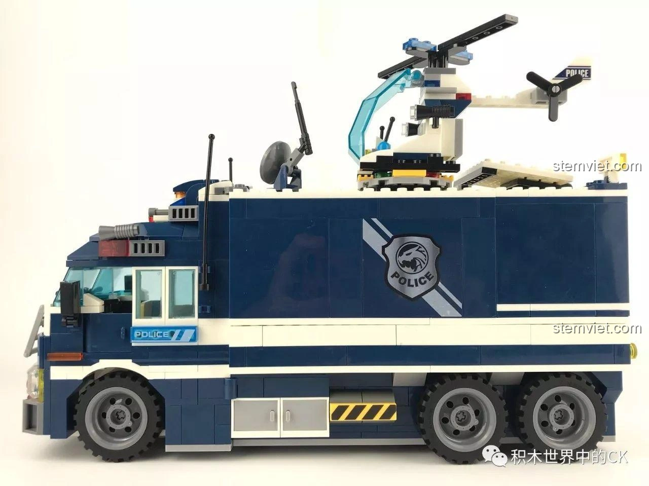 Chi tiết ăng-ten và đĩa vệ tinh trên nóc xe cảnh sát biến hình Sembo SD9816, tăng cường khả năng liên lạc.