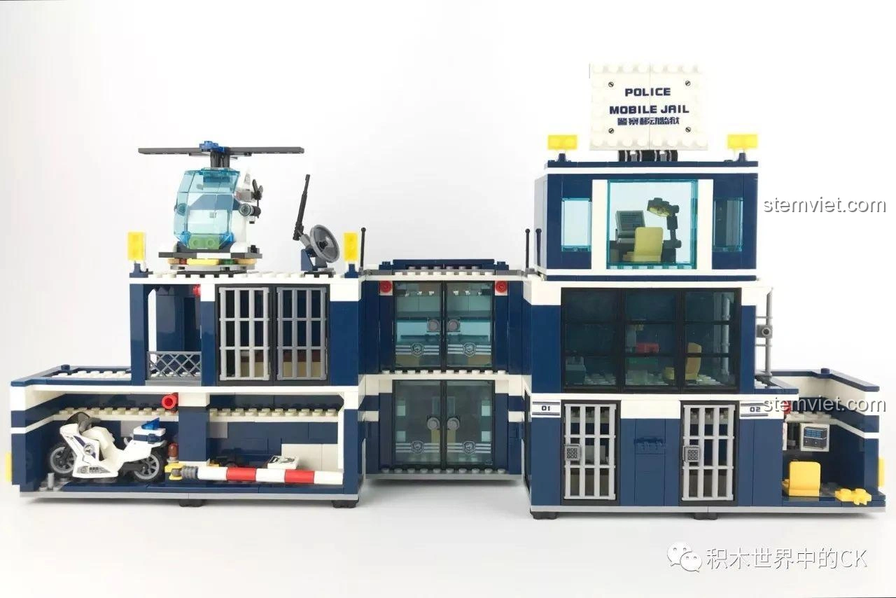 Một trong những buồng giam của trạm giam di động Sembo SD9816, với cửa song sắt và không gian nhỏ gọn.