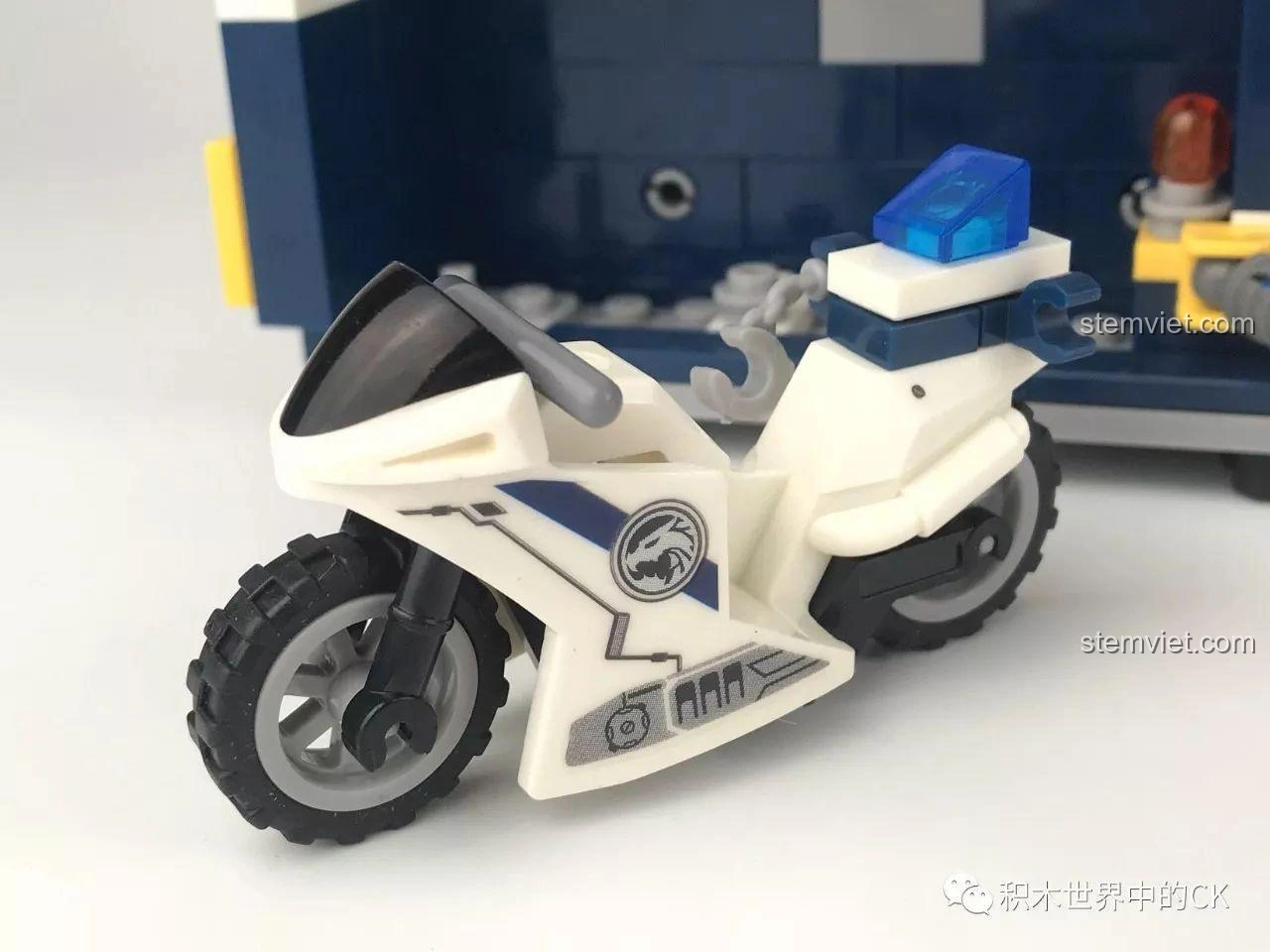 Tầng trên vẫn là buồng lái xe tải trong trạm giam di động Sembo SD9816, tiện lợi khi chuyển đổi giữa hai chế độ.