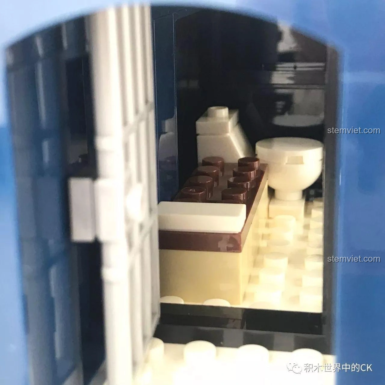 Những hình vẽ 'kế hoạch vượt ngục' trên cửa kính buồng giam của trạm giam di động Sembo SD9816, tạo sự hài hước.