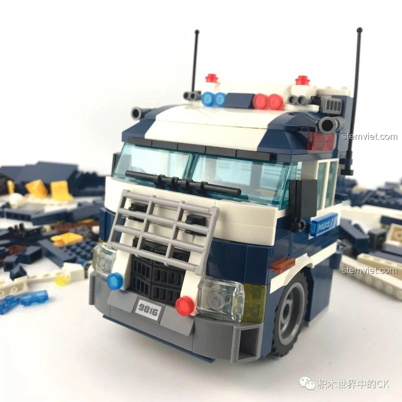 Các mảnh ghép tròn đặc biệt giúp xe cảnh sát biến hình Sembo SD9816 có thể xoay và chuyển hướng linh hoạt.