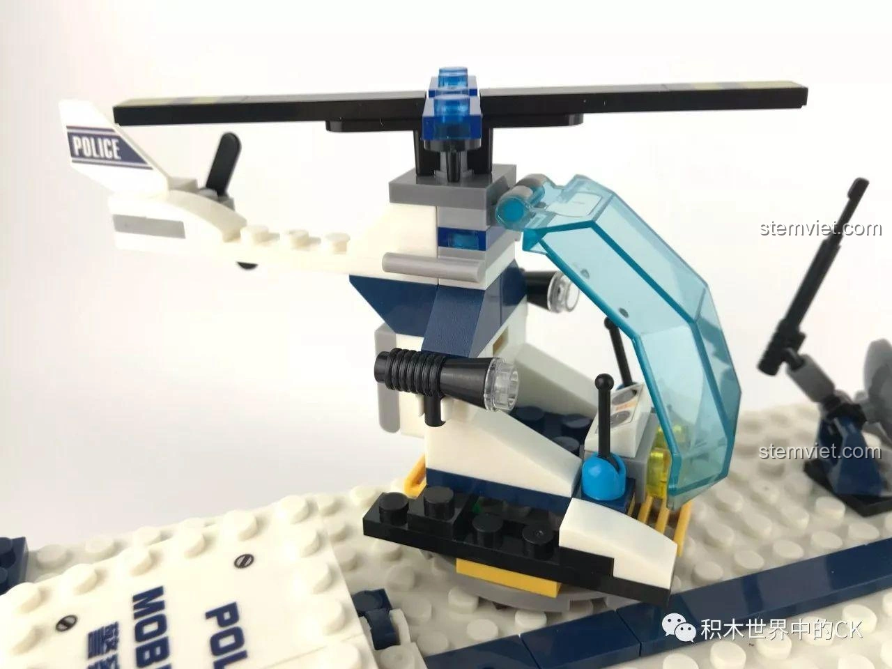 Thanh chắn có thể di chuyển được trong trạm giam di động Sembo SD9816, tạo thêm tính năng tương tác cho bé.