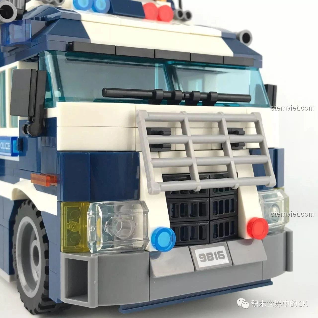 Trạm giam di động Sembo SD9816 nhìn từ phía trước, với các cửa và chi tiết bên trong, sẵn sàng cho các nhiệm vụ.