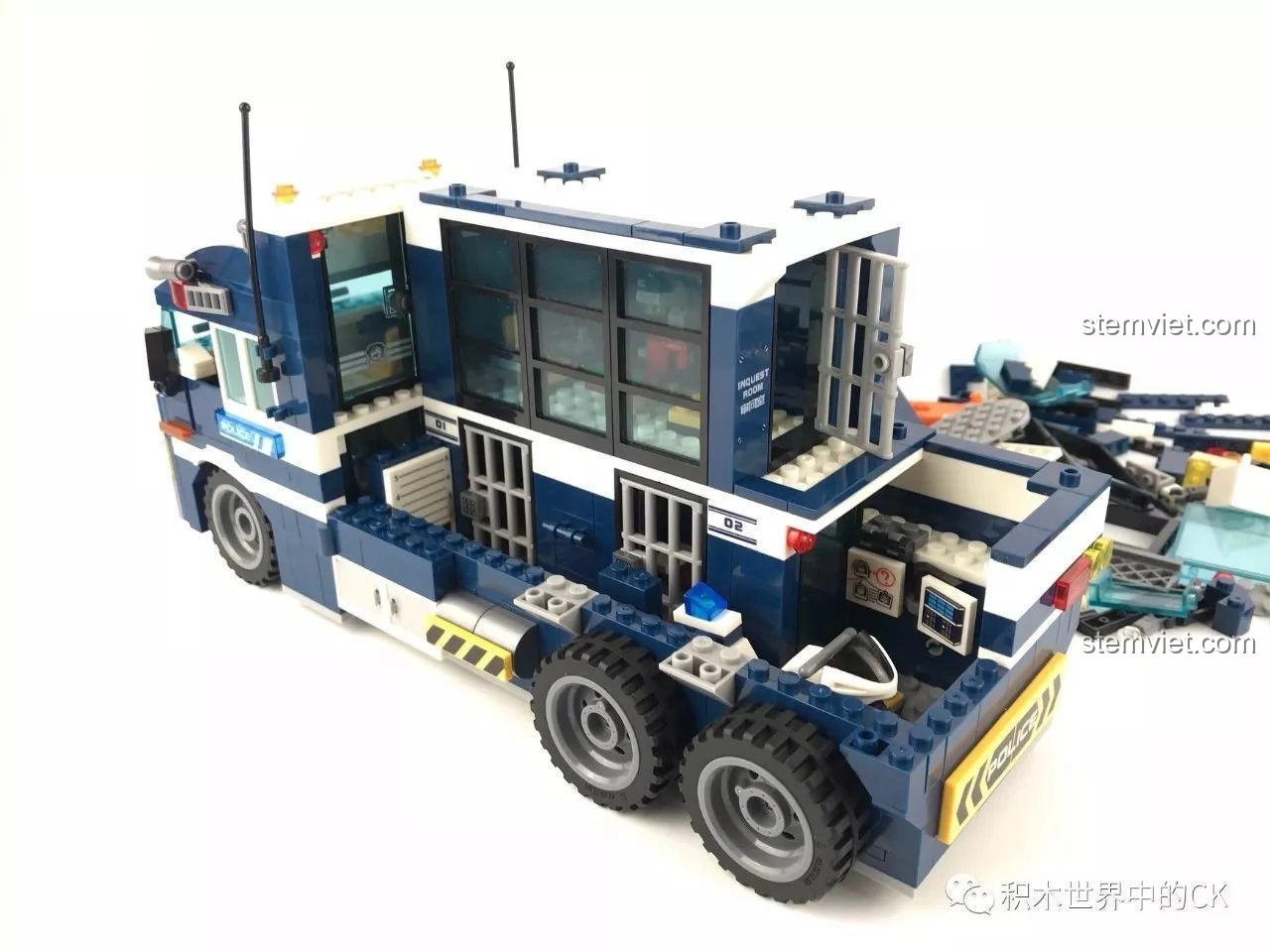 Góc nhìn 3/4 phía sau xe tải cảnh sát biến hình Sembo SD9816, cho thấy tổng thể thiết kế mạnh mẽ và các chi tiết.