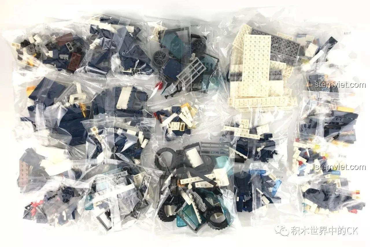 Các túi linh kiện chưa được phân loại theo bước trong bộ đồ chơi lắp ráp Sembo SD9816, rèn luyện tính kiên nhẫn.